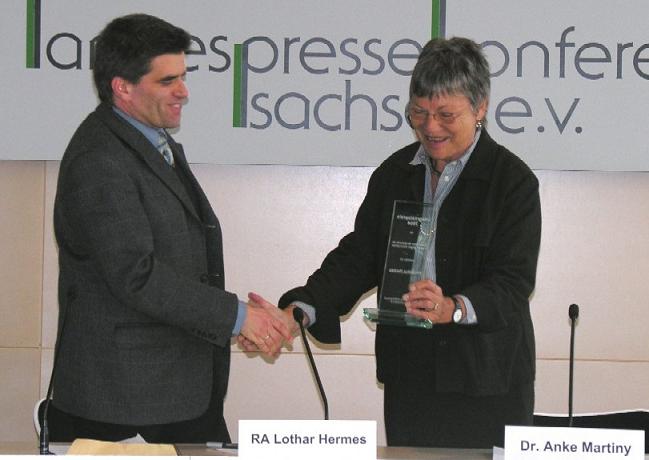 Foto von der Übereichung des Intigritätspreises 2004 an RA Lothar Hermes